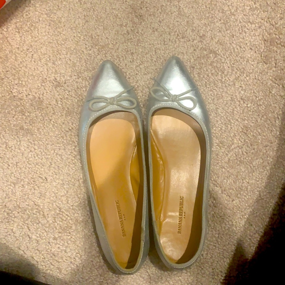 Banana republic pointed flats. Used a couple of times.